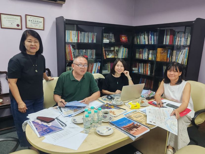 第三届《爱我乡土》马来西亚地方风采文集征选赛日前完成评审工作。左起：雪隆福建会馆妇女组主席黄玉珠律师、评审范忠星、张枫英及郑恩妮。