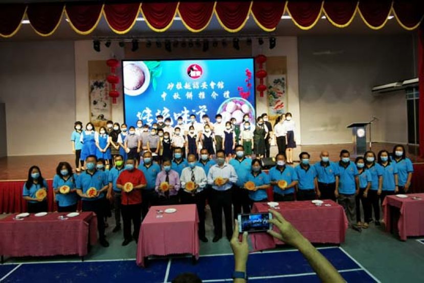 砂诏安会馆主席拿督陈日枝（前排左五）、名誉顾问许毓德（前排左六）等在诏安月饼上挥毫后，与全体获奖励金的同们合照留念。