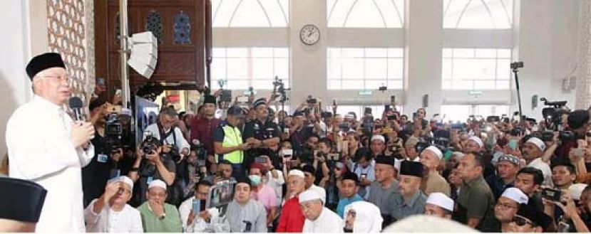 拿督斯里纳吉在占美清真寺，进行伊斯兰宗教宣誓。