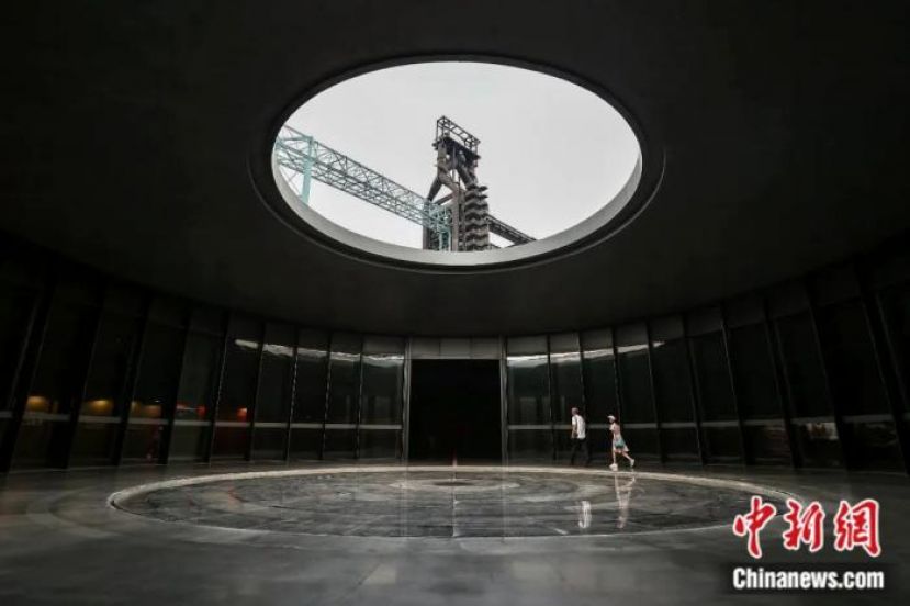 市民在北京首钢园参观秀池地下展厅。作为中国工业进程缩影的首钢园，如今成为北京新的城市文化地标。