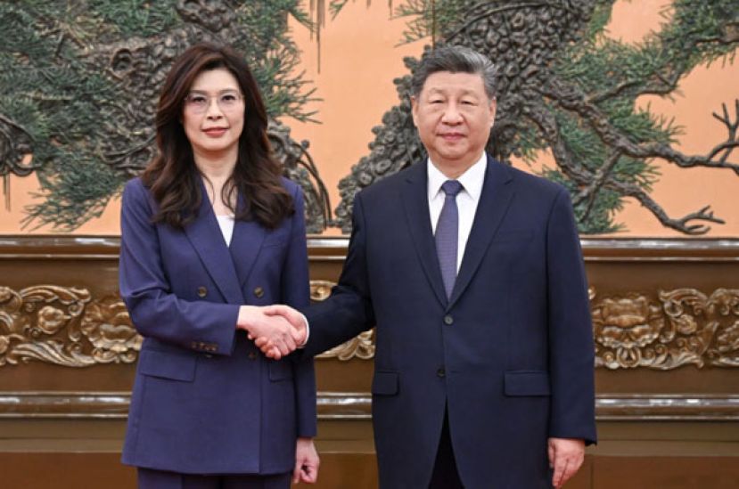 台湾国民党主席郑丽文（图左）与中共中央总书记习近平（图右）握手。