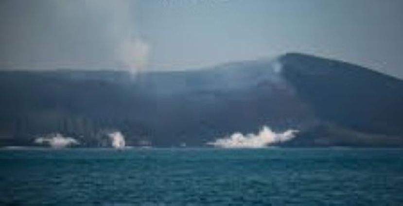 印尼火山爆发8人失踪包括5名记者 省长: 将停止搜救。