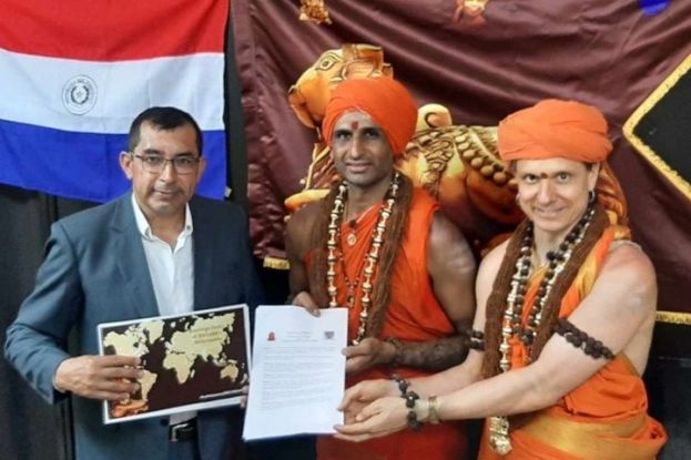 ●查莫洛和2名凯拉萨代表签署文件。