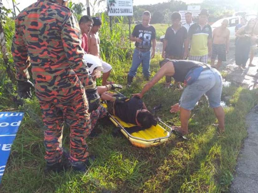 消拯人员使用担架将骑士抬离水塘，送院治疗。