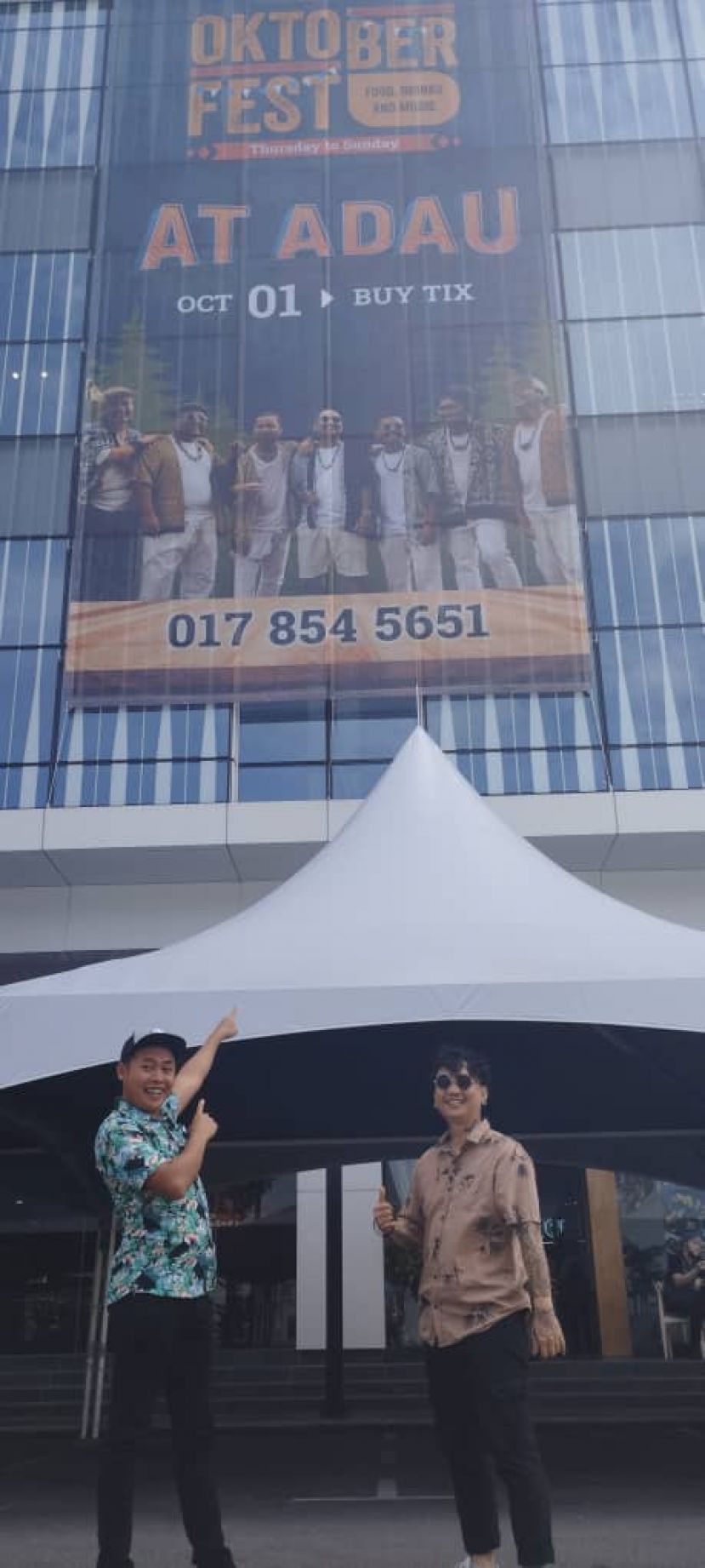 本地著名传统乐团At Adau的其中两名成员Luke Wrender（左）及Lian Ngau（右）欢迎大家出席于10月1日晚上8时，在雅景苑购物广场所举办的音乐会。