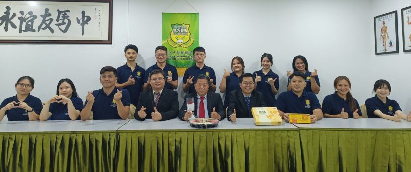 亚洲中医技职学院第十届中医推拿班班长郑呓桀（左3）同毕业学员提前庆祝教师节；左4起为该院助教陈永同、院长江宗兴、主任江邦忠等人。