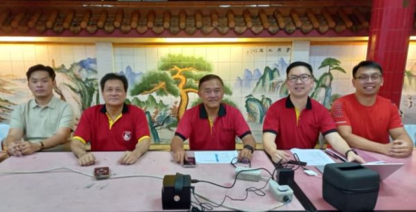 古晋东嶽观将办舞蹈比赛2.0筹委主席钟献忠（中）发布详情。左起炉主李欲熙、大会主席方文祥太平局绅；右起是副炉主郑国昌、秘书吴志鸿。