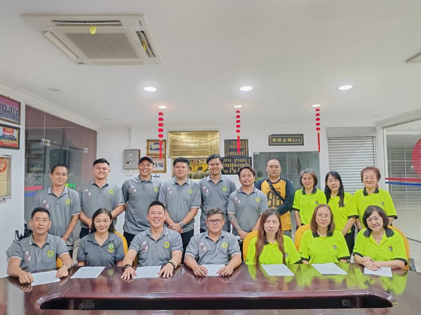 筹委会部分成员合影。坐者右起为副协调刘玉英、秘书林瑞花、副筹委会主席何爱玲、筹委会主席吴春鸿、顾问胡贵祥、副财政林琬婷及场地郑嘉荣。