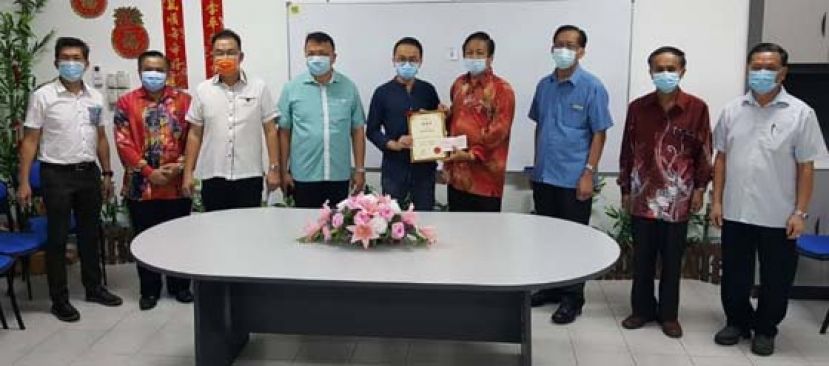 一小校友萧革桦（左五）移交1万令吉予古晋中华小学校董会主席拿督王长福（右四），左起为一小副校长方秉发、副校长萧家宝、校董会秘书长田松茂及署理主席蔡文铎；右起为一小监学李河龙、一小校长李美发及一小副主席梁柏就。