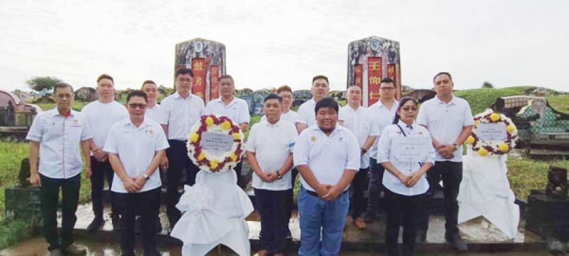 砂人联党领袖清明节向牺牲革命烈士献花致敬