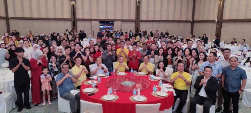 砂拉越副总理拿督阿玛沈桂贤（坐者左四）出席新春媒体晚宴，与媒体同仁及嘉宾齐聚一堂合影留念，场面热闹温馨，共庆佳节。