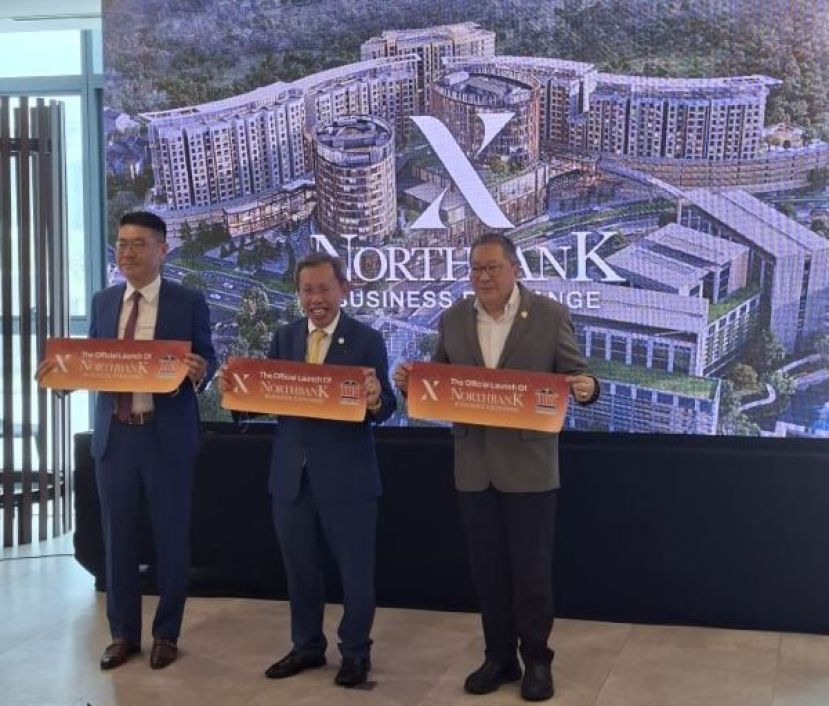 砂副总理拿督阿玛沈桂贤（中）在NorthBank Business Exchange（NBX）推展礼上和IBRACO集团董事经理拿督周招汉（左）以及古晋南市市长拿督黄鸿圣合影留念。