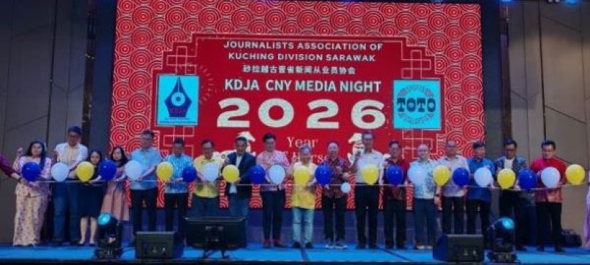 主宾和嘉宾们在台上进行戳气球时影。