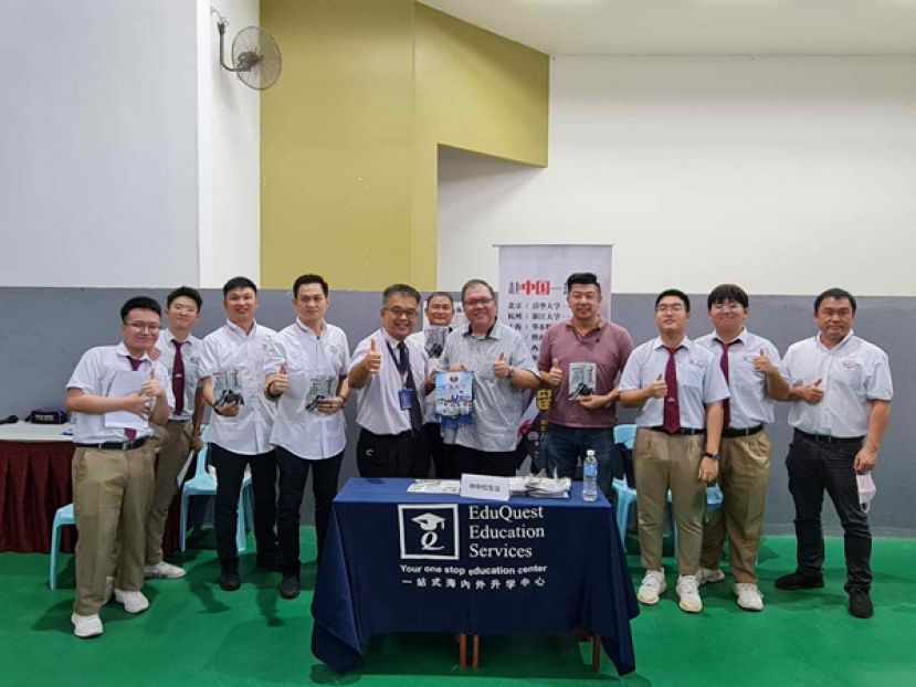 中中校友会会长拿督黄国辉（右五）、副会长兼青年团团长陈明（左四）、副秘书陈玮政（右四）、  副财政张职程（左三）与教育组主任吴泽源（左六）、副教育组主任蔡传礼（右一）与四中官晨阳校长（左 五）及学生大合照。