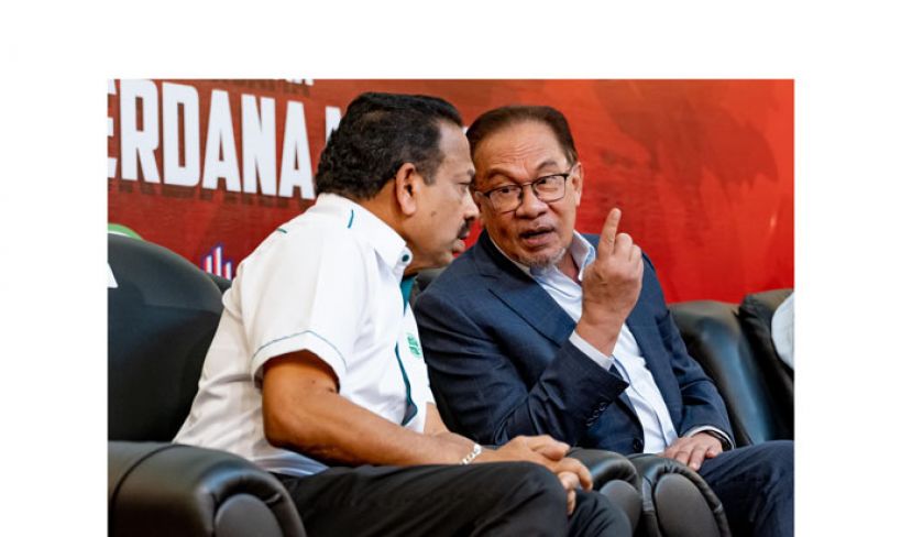 拿督斯里安华（右）出席国大党特别见面会，左为威尼斯瓦兰。