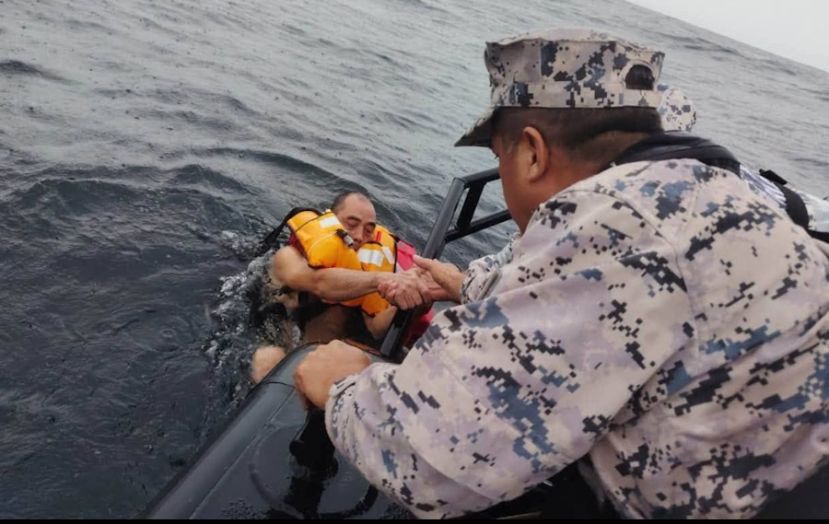 挖沙船沉没海事执法机构成功救出船上悉数19名船员