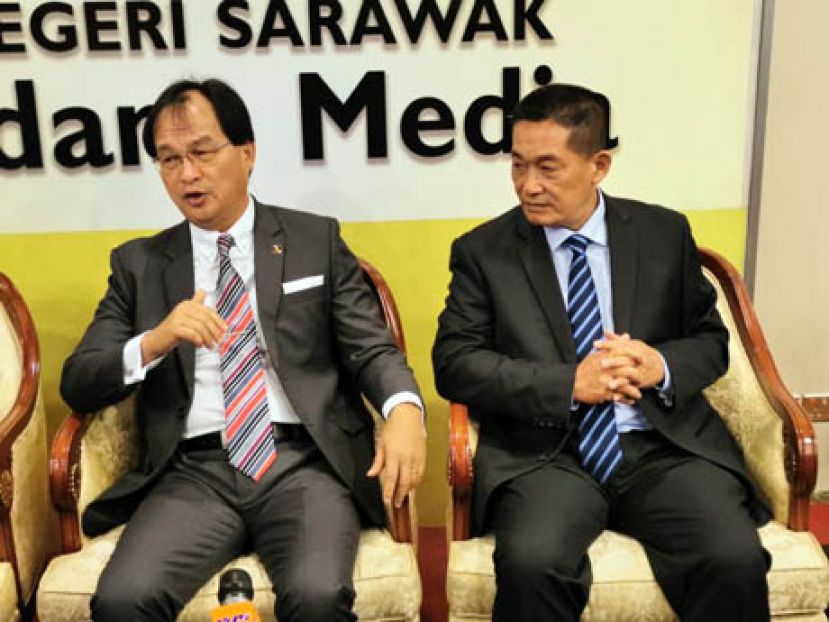 砂公正党巴卡拉兰区州议员巴鲁比安（左）及巴都林当区州议员施志豪（右）摄于新闻发布会上。