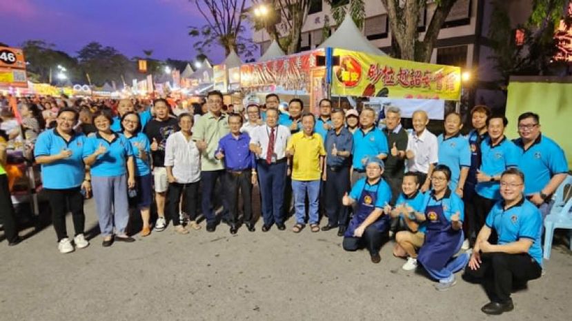 砂副总理拿督阿玛沈桂贤（中）与嘉宾、理事们合照留念。