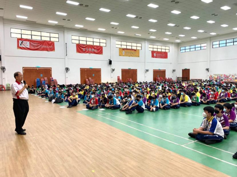 吴恒灿（左站立者）在&ldquo;大马华语&rdquo;汇报会上鼓励各民族同学学好华文。