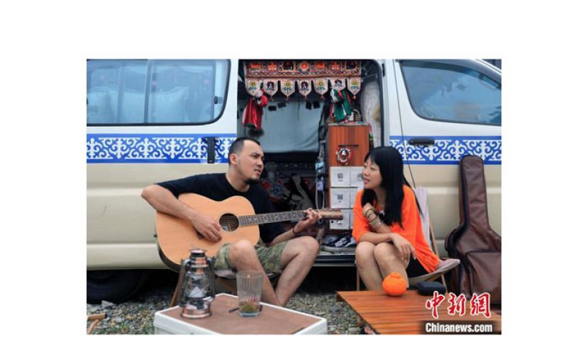 杨谙谙和哈力木&middot;赛力克弹唱哈萨克族民歌《一壶奶茶》。
