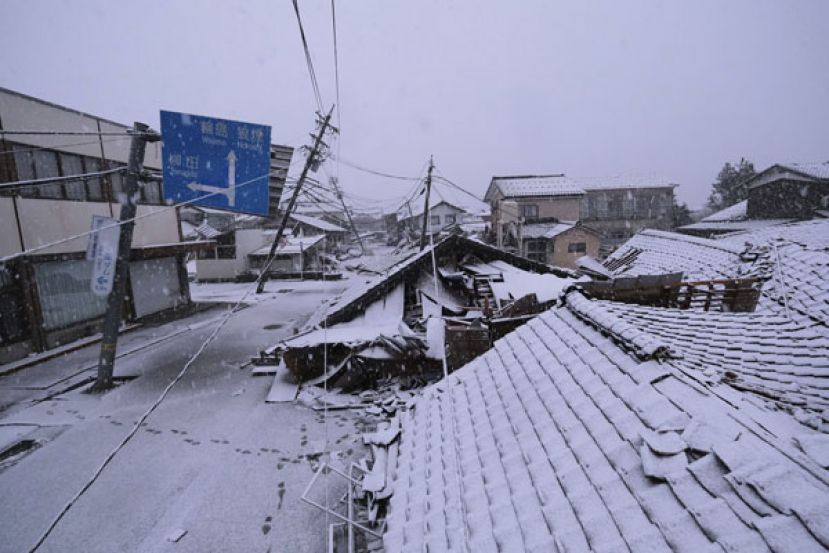 强震至今一周，日本石川县珠洲市7日降下大雪，皑皑白雪覆盖建筑物，恐压垮其他尚未倒塌的建筑物。