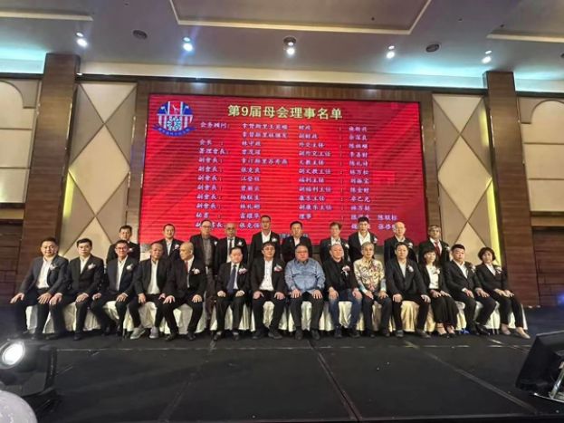 新届理事与拿督斯里张庆信及拿督斯里刘为强太平局绅合影。