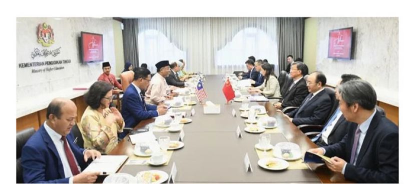 高教部长赞比里与中国教育部长怀进鹏访问团举行会谈。
