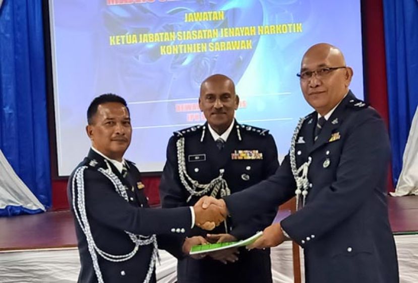 州警察总部砂毒品罪案调查组主任沙哈警监（左）在砂副警察总监拿督德威古玛（中）见证下，把职权移交予哈欣宾阿都哈密。