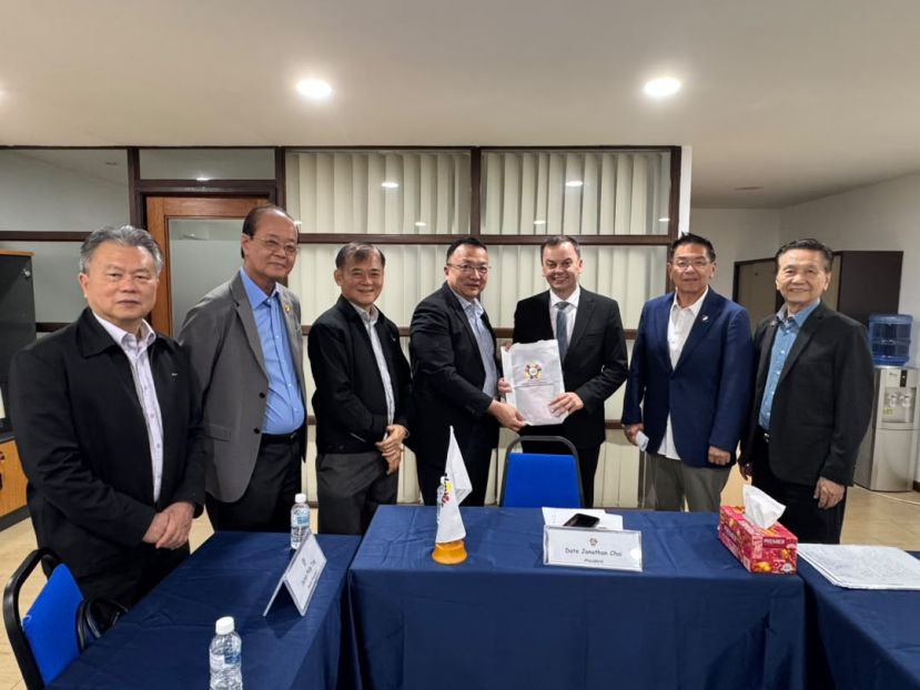 左二为砂拉越工商联合总会法律顾问郑友亮，左三为署理会长拿督陈贞荣，会长拿督蔡文铎移交纪念品予斯洛伐克共和国驻马大使彼得斯皮西亚克，右一为拿督陈建国，右二为副会长拿督黄俊康。