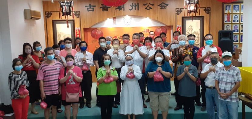 古晋潮州公会移交慈善捐款予12个慈善机构