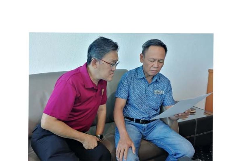 峇都林当康乐俱乐部顾问薛华东（左）与社险砂局长陈邦正进行交流。