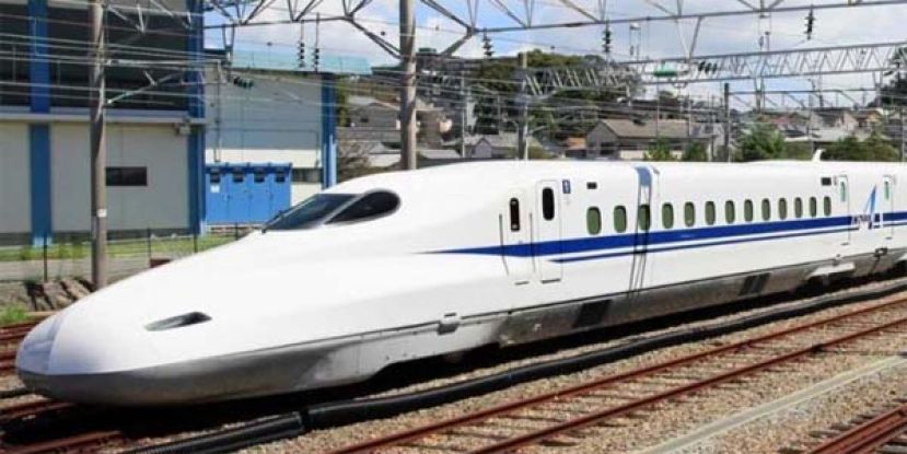 日本一高速行驶列车，途中车厢突分离。
