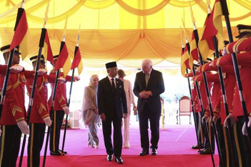 国家元首苏丹阿都拉和元首后东姑阿兹莎阿米娜亲自迎接德国总统施泰因迈尔伉俪。