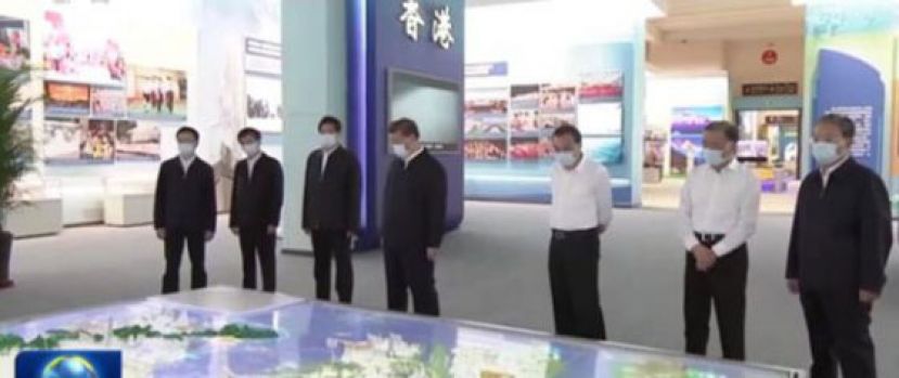 习近平（中）率领6名中共中央政治局常委一同参观&ldquo;奋进新时代&rdquo;主题成就展。