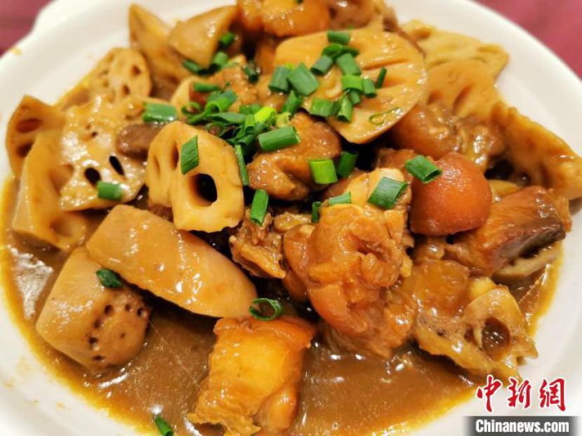 莲藕焖猪脚，是台山当地一道传统美味佳肴。