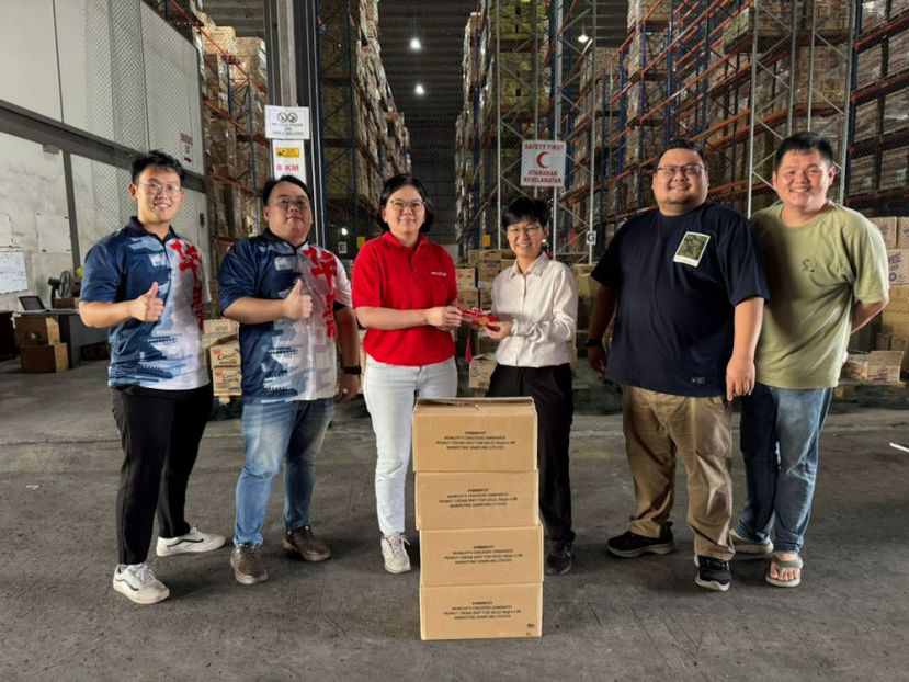 URC Snack Foods (M) Sdn Bhd代表（中）移交礼品给，（中）广东青团长罗家玲。