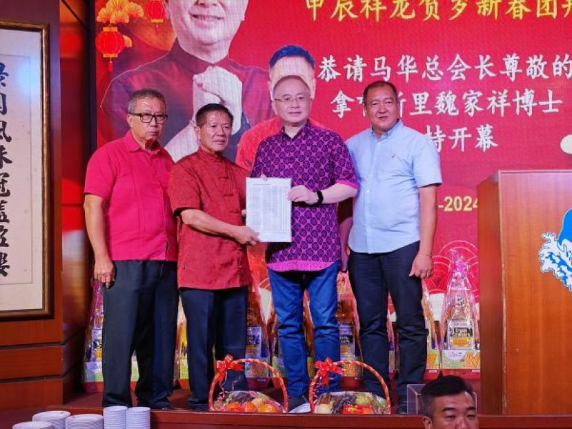 张有全（左2起）将新党员的入党表格交给魏家祥，左为郑清祥、右为欧阳民。