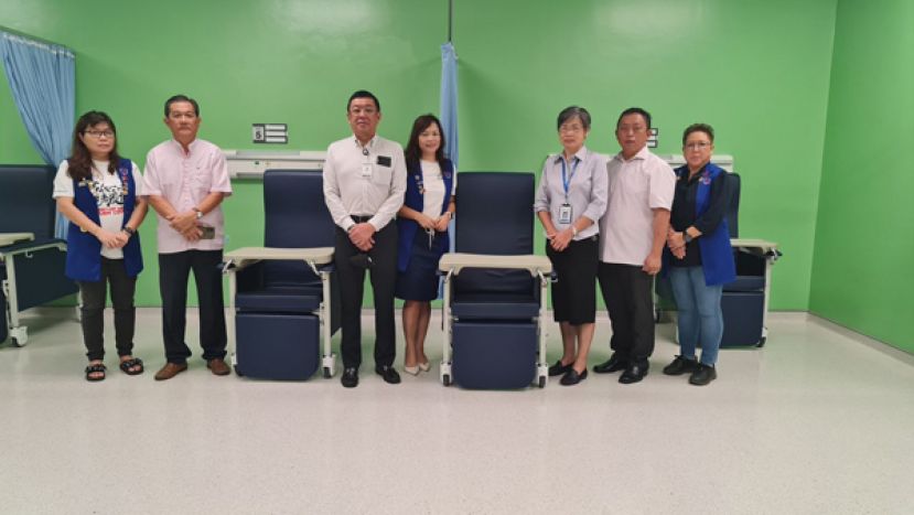 移交仪式进行时摄。右一起为华总妇女组监察主任朱缮霖，华青团团长甲必丹陈德明、中央医院院长严慧文医生，妇组主任张慧娇，华总会长拿督黄良杰、华总秘书长林亚德及妇女组副主任林春煌。