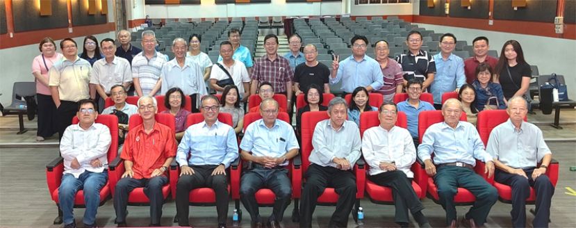 "本地华裔的身份认同"座谈会出席嘉宾合照。前排坐者右起为砂资深华人研究学者林煜堂博士、砂拉越华文作家协会会长李福安、砂拉越文化研究学会会长拿督邓伦奇、砂拉越星座诗社主席郭珂嘉、秘书李景光、古晋中华第一中学校长李志鹏、古晋中学（国民型）副校长杜新和、砂拉越星座诗社顾问黄泽荣。后排坐者左起为砂拉越星座诗社顾问田思、砂华作家李佳蓉、晋汉连省华总妇女组主任张慧娇、砂拉越教育局华小督学郑珪诸、砂拉越教育局华文课督学庄凤娘、砂拉越星座诗社副主席杨锦扬、主讲人李芸璱及砂拉越星座诗社总务廖玉樱。后站前排左为主持人黄裕斌。