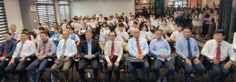 2025年度《丹斯里拿督阿玛黄文彬学业优良奖励金》颁发典礼上的大合影。前排左起为古晋中华总商会理事符致仁、理事傅少龙、人力资源发展组副主任黄长财、副会长高伟宁、会长陈日枝、人力资源组主任郑佑上、副会长范庆和、福利组主任朱昌亮、工业组副主任杨惠升及理事蔡裕胜与奖励金得奖学生合照。