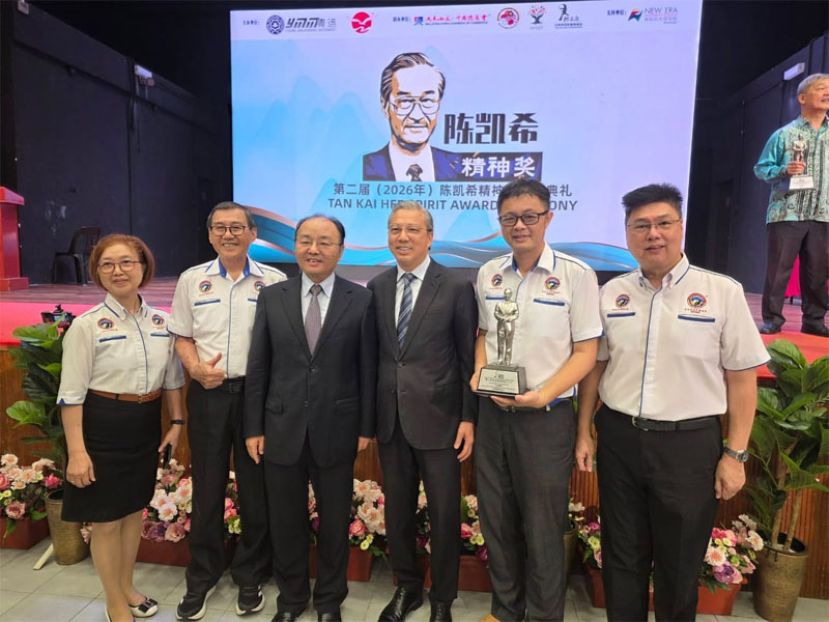 马来西亚中医总会在领奖后与嘉宾合影。右起为马来西亚中医总会第一副总会长梁裕标、马来西亚中医总会总会长邢益腾、荣誉顾问丹斯里廖中莱、中国驻马特命全权大使欧阳玉靖、马来西亚中医总会副调查主任叶伟强、马来西亚中医总会理事姚丽霞。