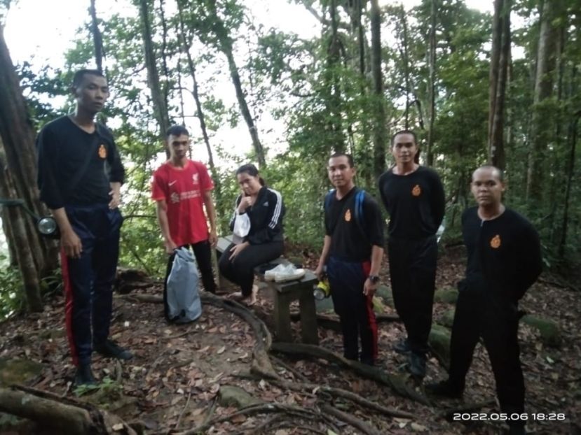2名聋哑男女登山因体力耗尽  困山都望山