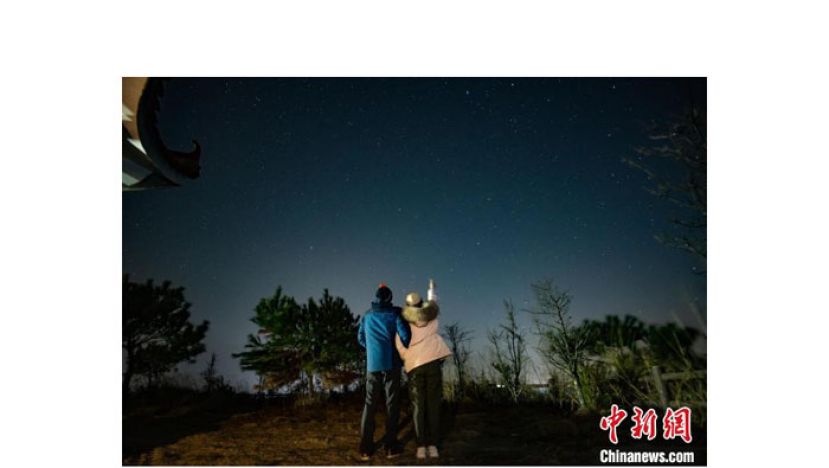 1月4日凌晨，游客在厦门同安区莲花镇军营村的七彩池观星坪等待流星。