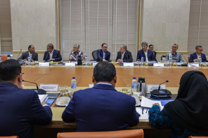 首相安华主持土著经济理事会会议。