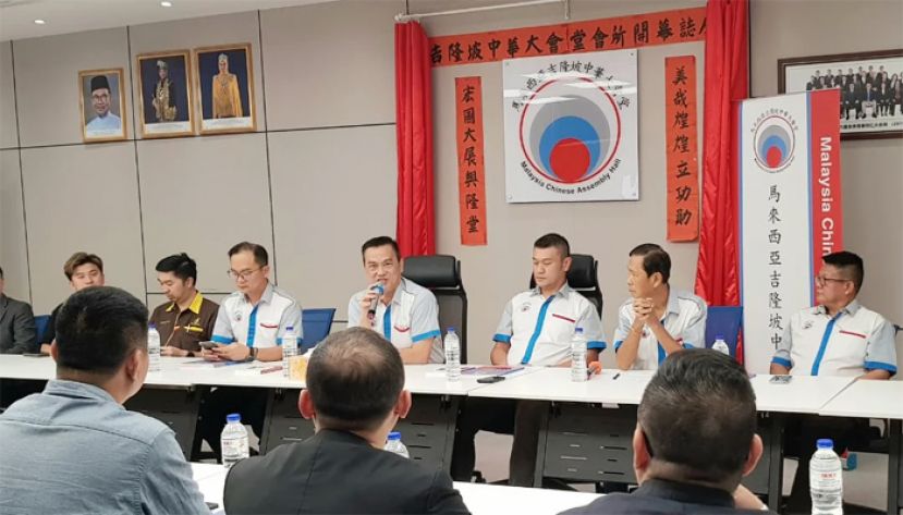 蔡志权（右四）认为马中互签证将鼓励两国官民更加踊跃对接交流。