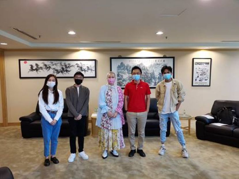 嘉宾们于中总百年会庆主题曲《领航》线上发布会暨分享会前合影。左起：主持人颜薇恩、彭学斌、潘斯里陈秋霞、丹斯里戴良业和彭进成。