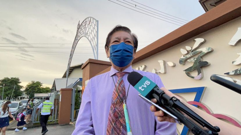 古晋中华小学校董会主席拿督王长福接受媒体访问。