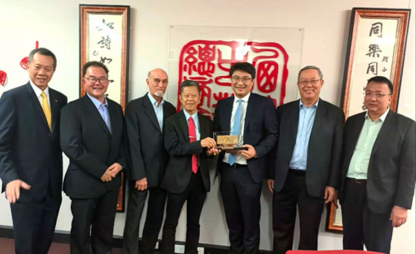西澳中华总商会会长Mr. Tony Chong（右三）赠送纪念品予古晋中华总商会兼砂拉越中华总商会会长  拿督陈日枝（左四）；一同出席包括副会长兼133周年庆典筹委会主席郭应茂（右二），秘书长拿督蔡文铎律  师（右一），数字经济组主任兼133周年庆典工委会主席田松茂（左二），西澳中华总商会永久名誉会员Mr.   Henry Habekost（左三）及理事Mr. Henry Ng （左一）。