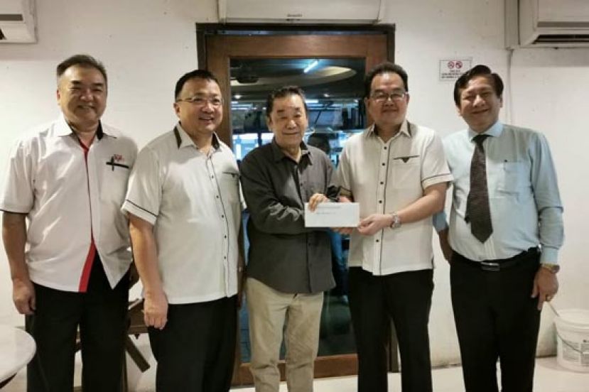 孔诞晚宴筹委会主席田松茂（右二）在古晋中华小学校董会主席王长福（右一）等人见证下移交邀请函予校董会执行顾问黄张金发。