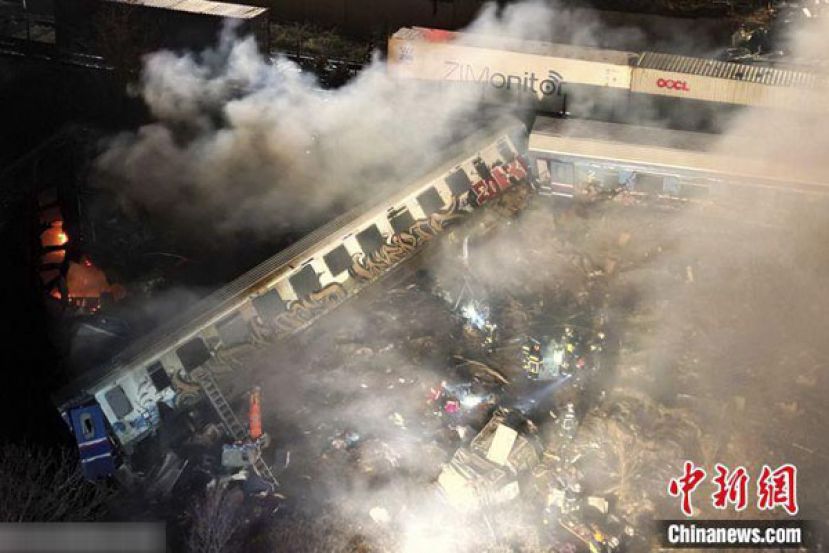 当地时间2月28日，一辆客运列车和一辆货运列车在希腊中部拉里萨市附近相撞。